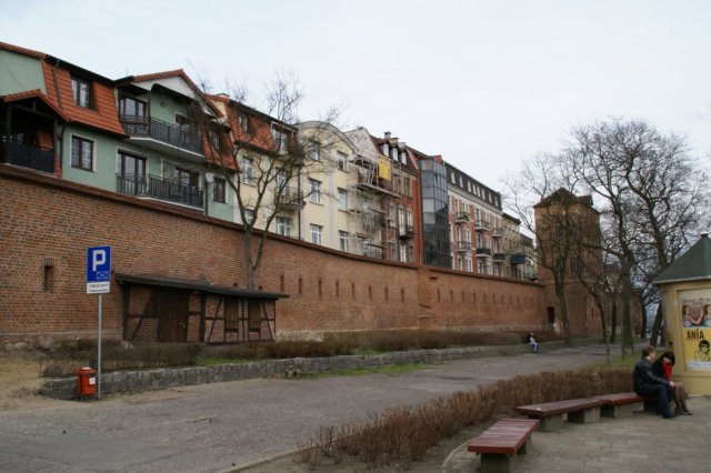 podinadmurami.jpg